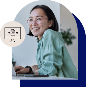 Frau arbeitet am Laptop – Symbol für digitalen Rechnungsdurchlauf