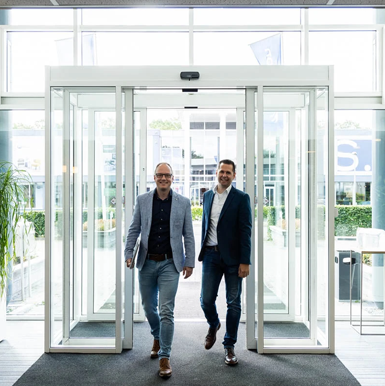 Mannen lopen binnen 