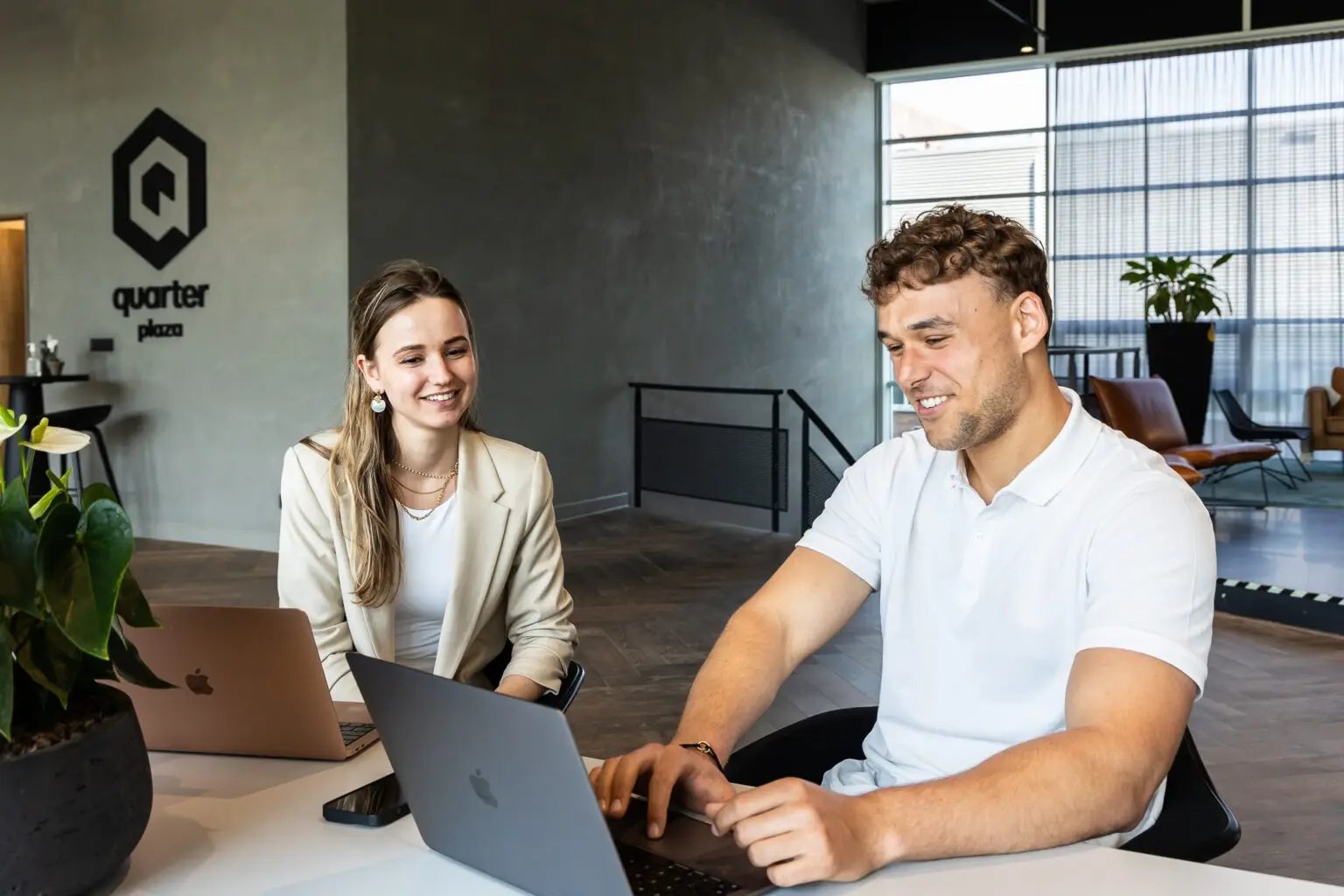 Een vrouw en man achter een laptop