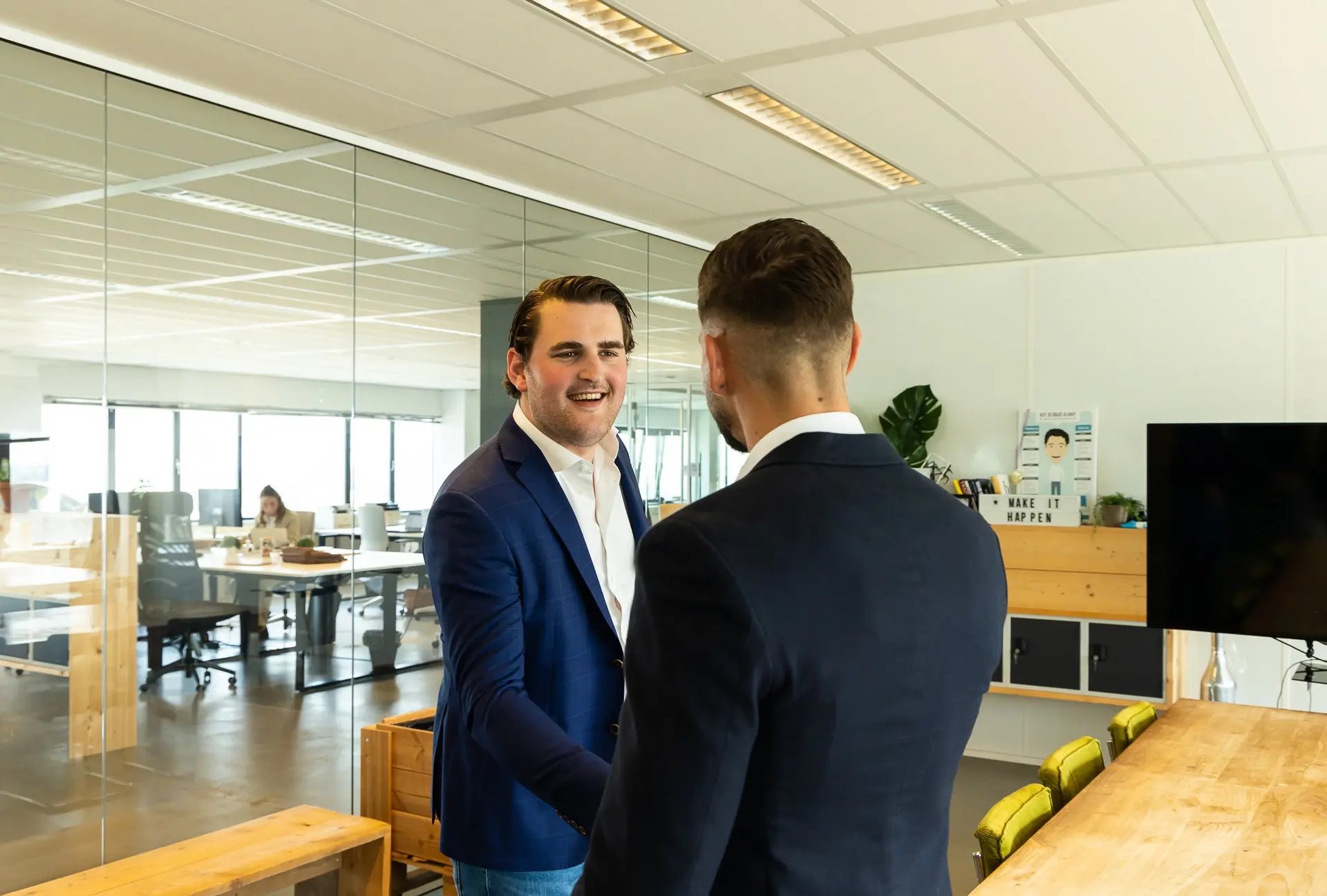 Twee mannen die een gesprek voeren