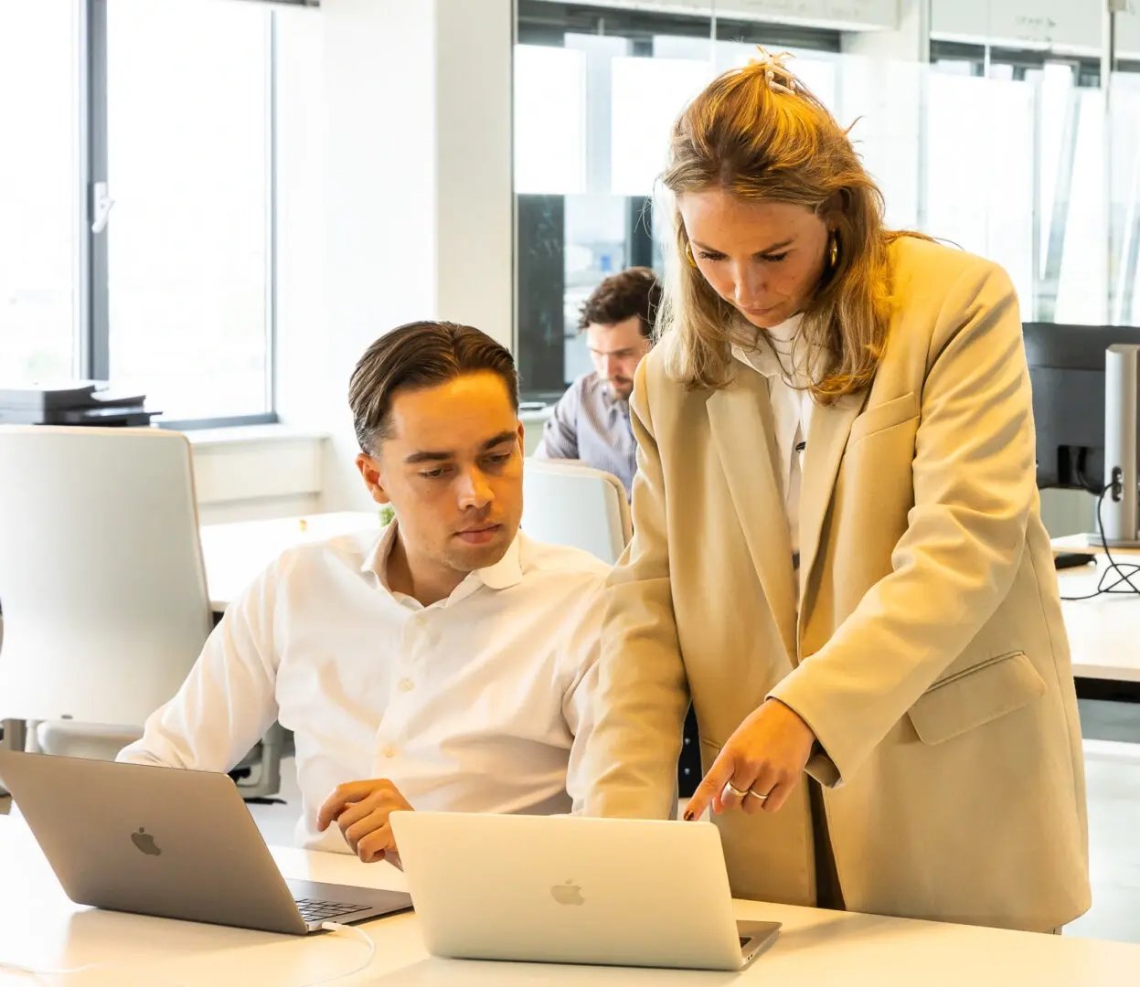 Een man en vrouw kijken samen naar een laptop