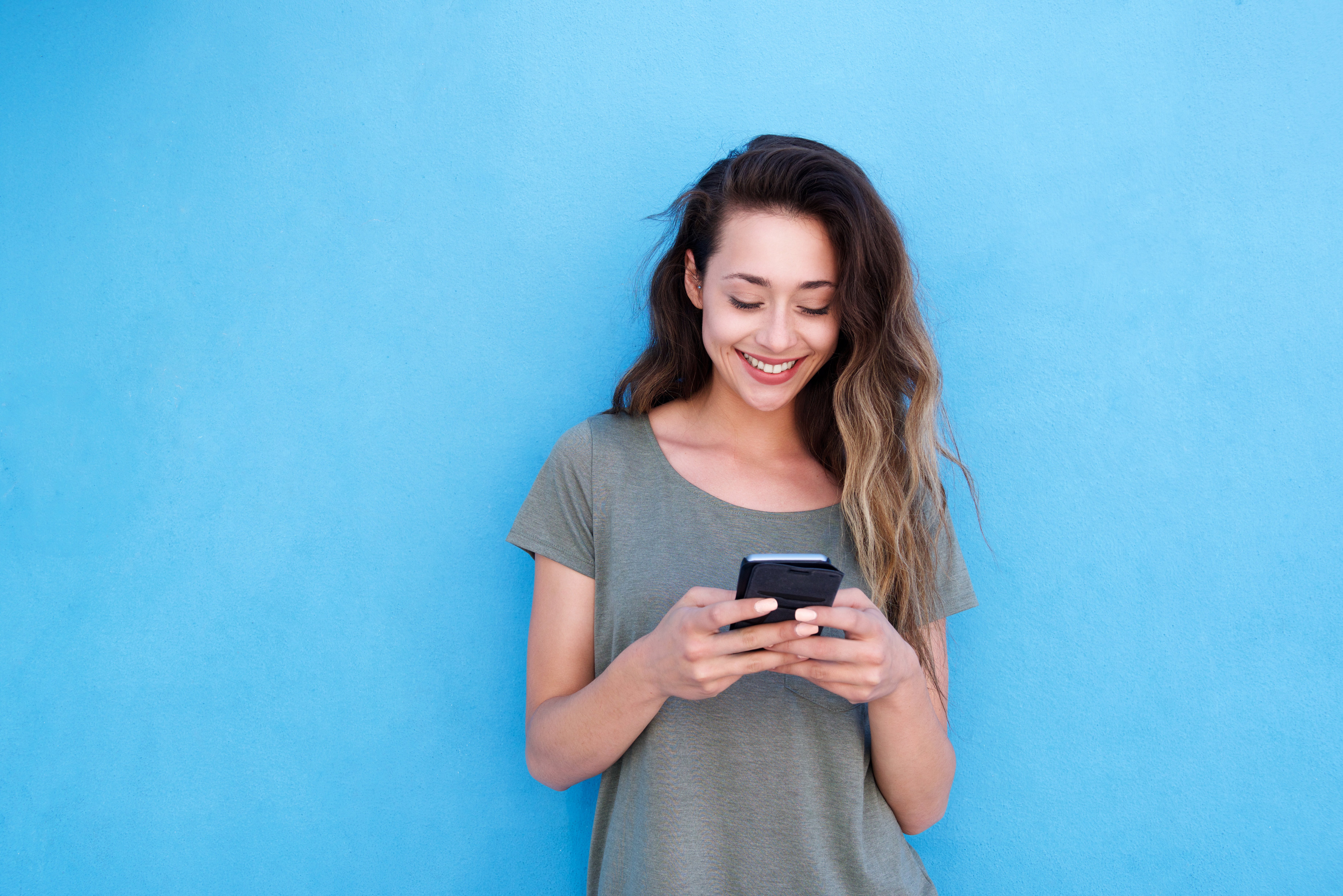 femme lisant sur smartphone