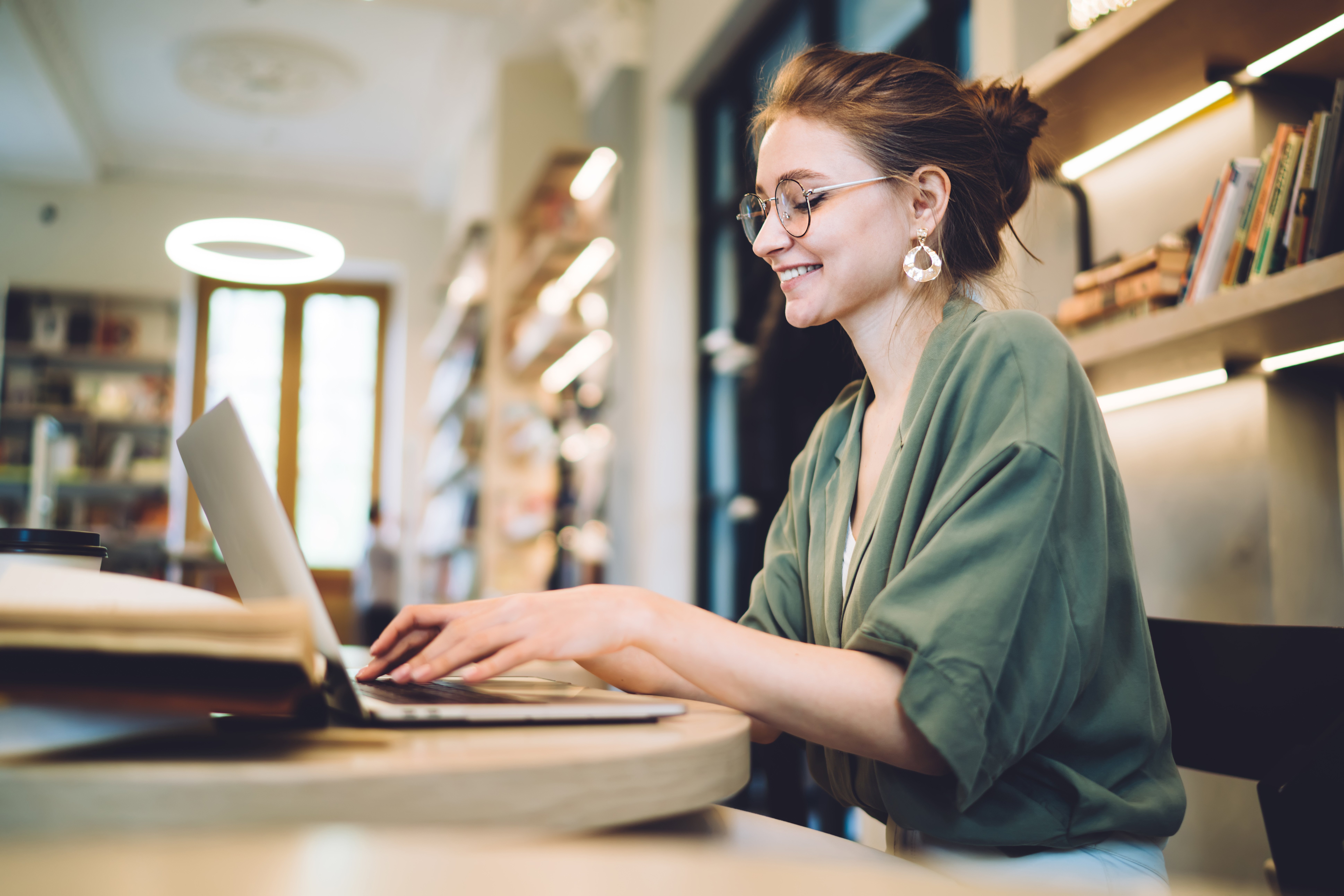 femme à la bibliothèque