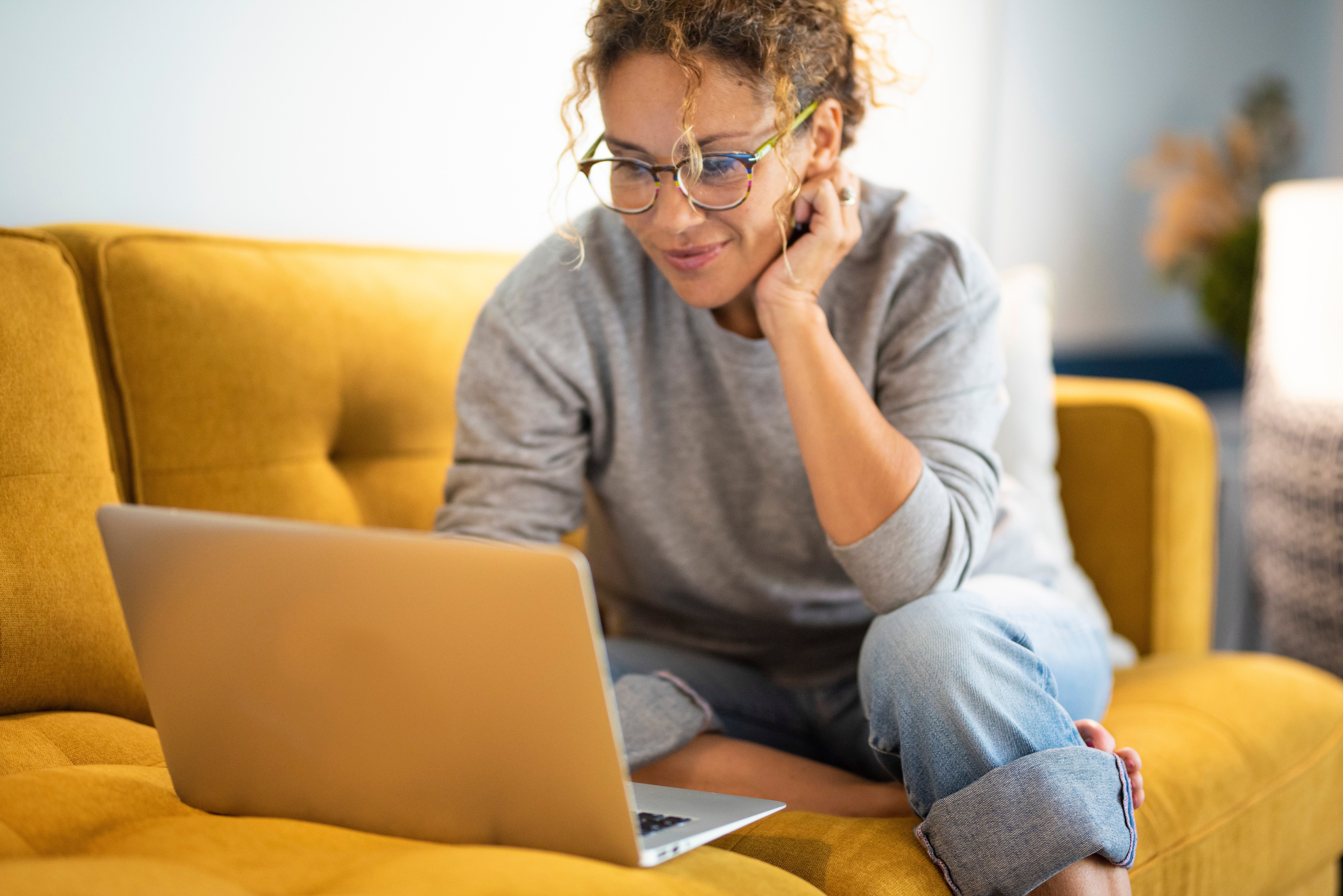 femme lisant sur ordinateur