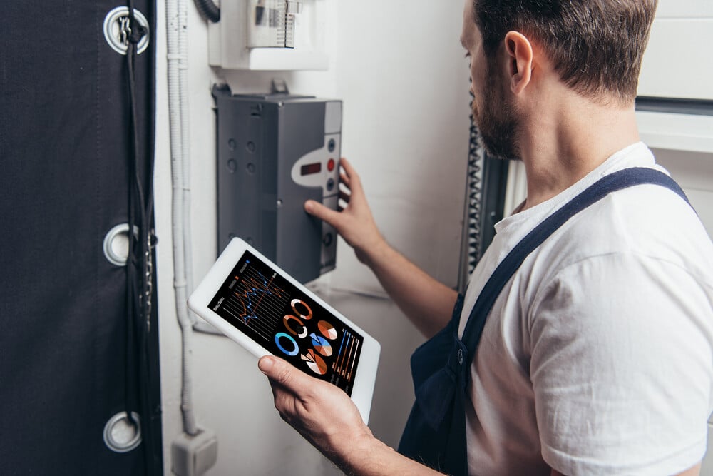 Handwerker-Tablet-AdobeStock_240858509-SITE
