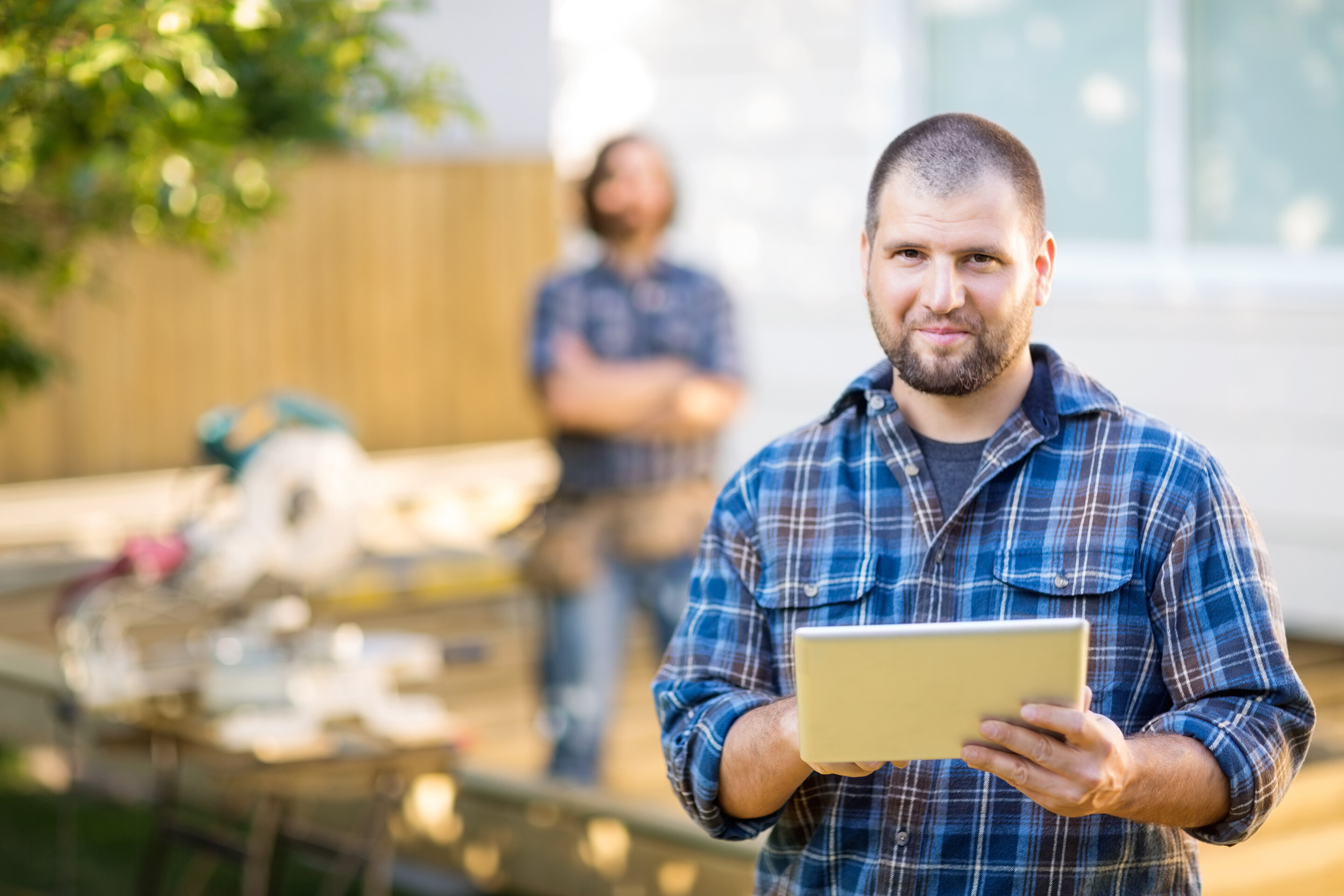 Handwerker-Tablet-AdobeStock_57617501