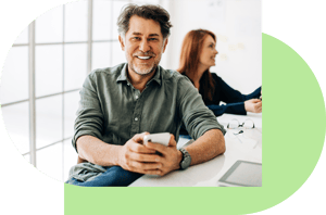 Man-Smartphone-tea-green-AdobeStock-581362592