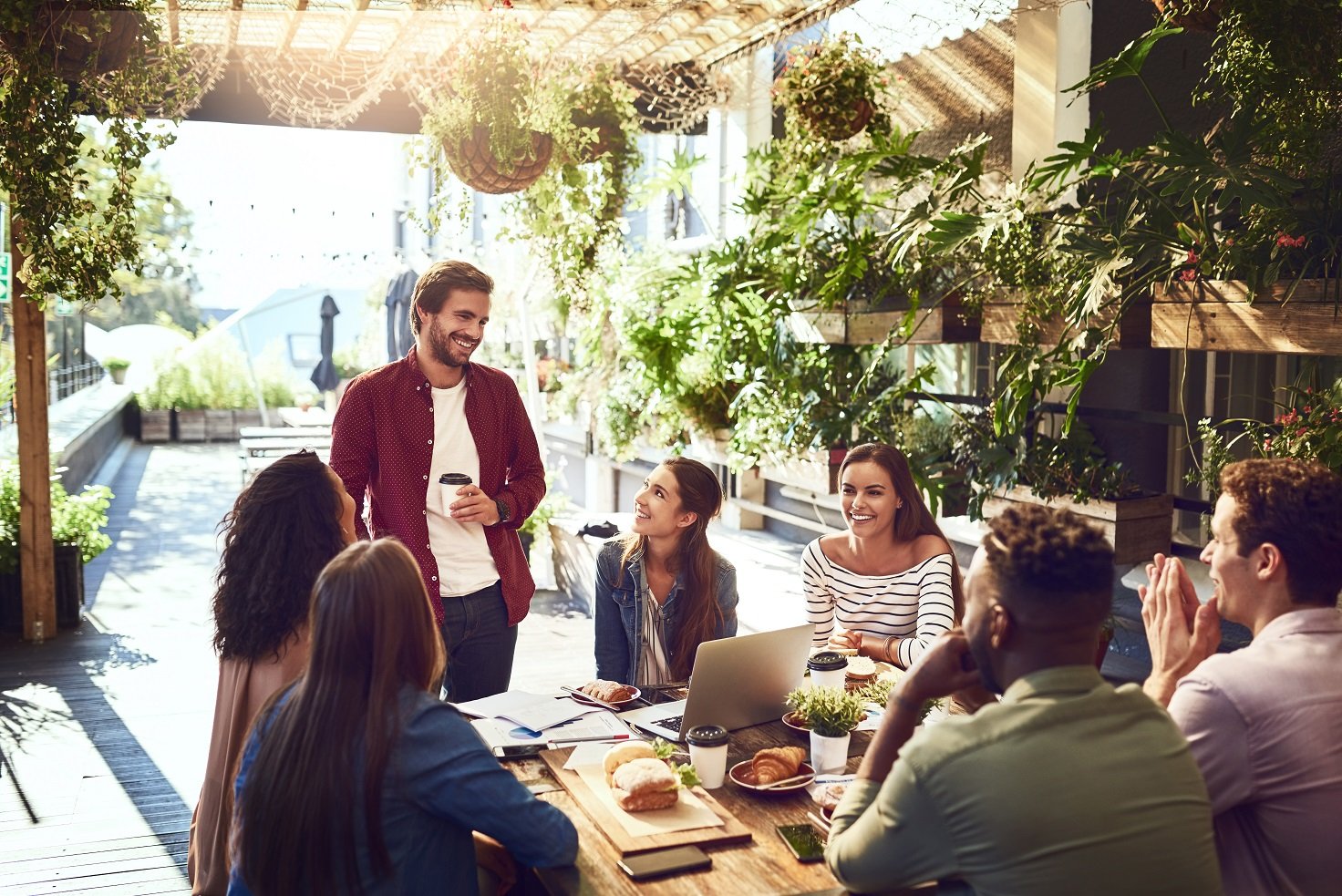 Menschen beraten sich in einer Besprechung