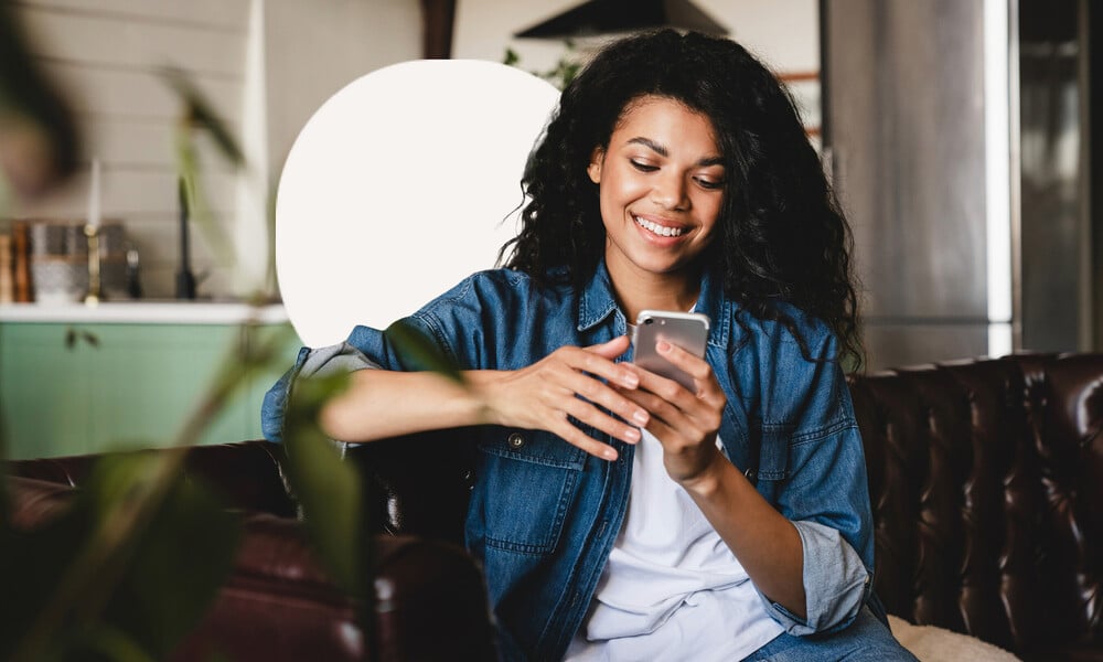 Woman-Smartphone-Brandshape-Sand-AdobeStock_429015106-site