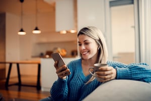 Woman_Smartphone_AdobeStock_484487370