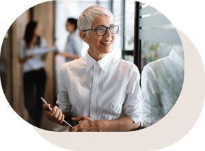 Woman_Tablet_Sand_AdobeStock_506616476