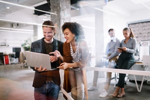 Man_Woman_Office_AdobeStock_388609579_klein