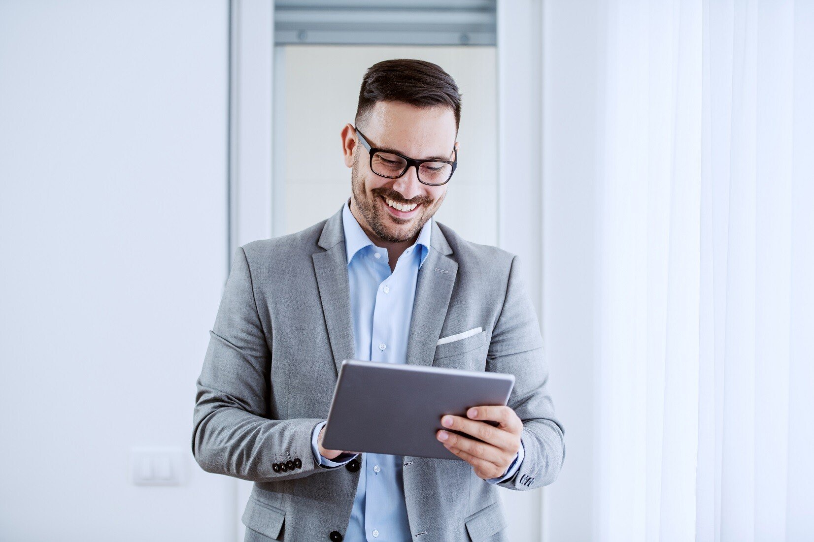 RELion_Premium Support_Mann Tablet_AdobeStock_321891874