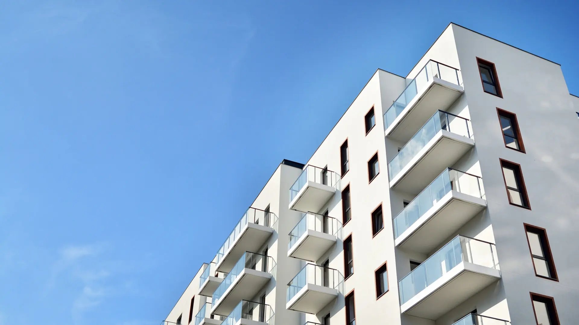 Een gebouw van onderaf gefotografeerd