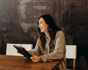 woman-tablet-wooden-table-connect-1000px-1